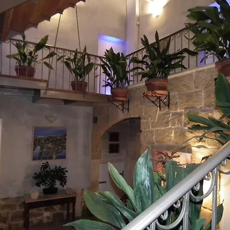 Loggia Mariposa Bed & Breakfast 4*