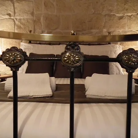 Loggia Mariposa Bed & Breakfast 4*
